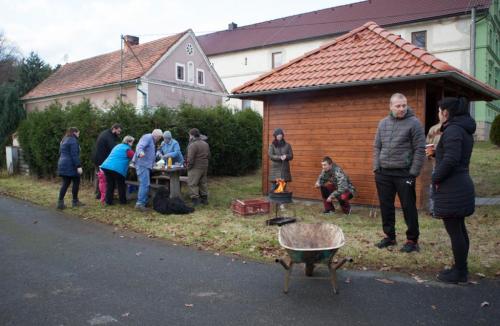 stavění vánočnho stromu