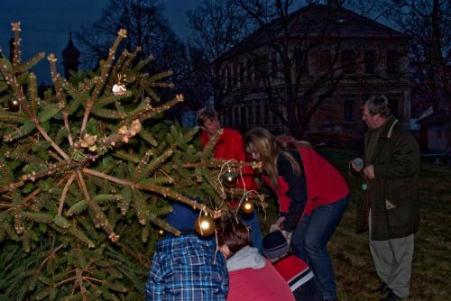 stavění vánočního stromu